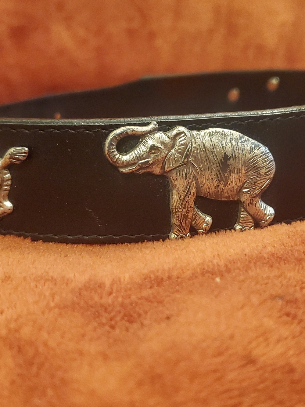 VINTAGE BLACK LEATHER ANTIQUE-LIKE SILVER METAL ANIMAL PORTRAITS - Picture 2 of 6